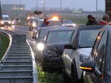 Vijf automobilisten nemen afslag op A59 bij Waalwijk en botsen achterop elkaar