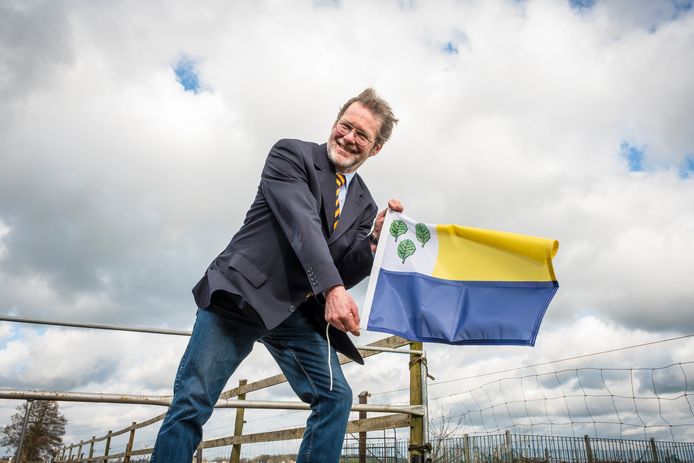 Als het aan VVD'er Henk Kemp ligt, wordt de grote broer van deze miniatuurvlag straks bij het gemeentehuis in Oldebroek gehesen.