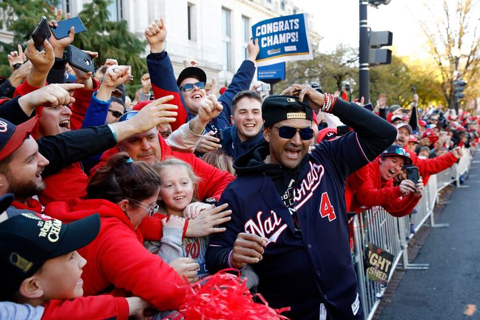 Nationals-manager Dave Martinez viert het winnen van de World Series met de fans in Washington.