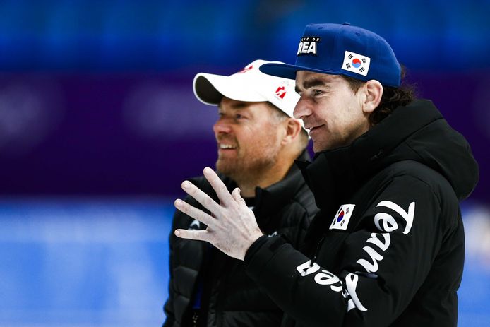 Bob de Jong (R) is trainer van het schaatsteam van Korea. De Jong tijdens training op het ijs van de Olympische schaatshal in Gangneung. In de achtergrond Bart Schouten die trainer voor Canada is.