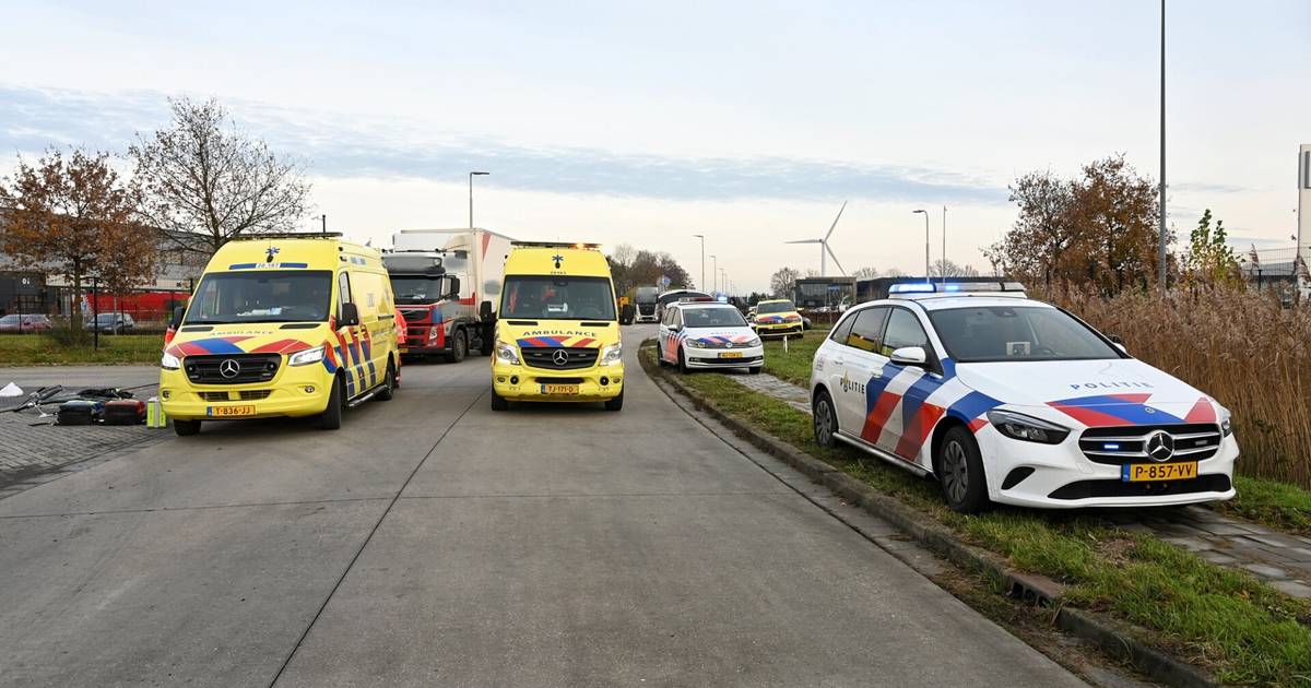 Fietser zeer ernstig gewond bij aanrijding met vrachtwagen in Tilburg, traumahelikopter geland.