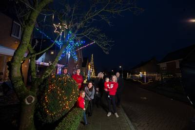 Flikkerende lichtjes en overal kleuren: Kapelstraat in Loil is ‘het Las Vegas van de regio’
