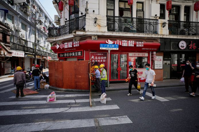 Hekken die wijken in Shanghai afsloten, worden weer afgebroken.