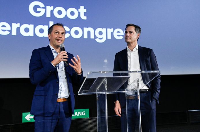 Voorzitter Egbert Lachaert en premier Alexander De Croo op hun liberaal congres in april