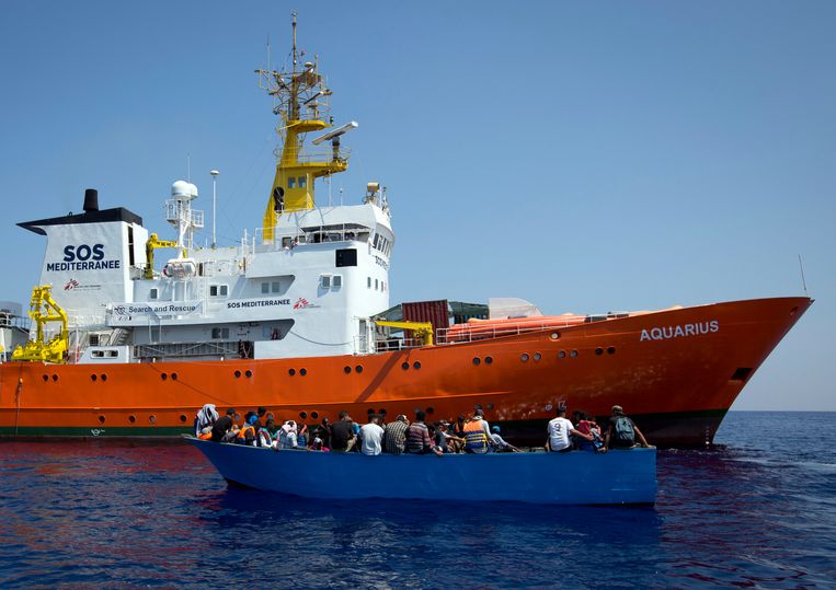 Het reddingsschip Aquarius op de Middellandse Zee.  Beeld AP