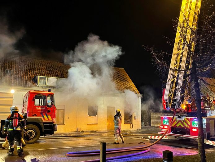 De brand in de woning veroorzaakte vooral veel rook.