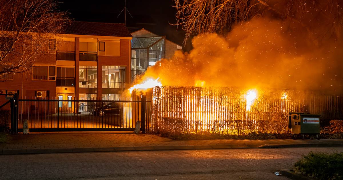 Bijgebouw van zorgcomplex in Den Bosch brandt volledig uit: ‘Mogelijk ongeluk met vuurwerk’.