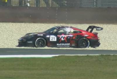 Tom Boonen belandt in het grind en kan hij niet verder in Pro-Am-klasse op Porsche Carrera Cup in Assen