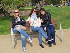 Trois filles sur un banc: une photo pas si banale que ça