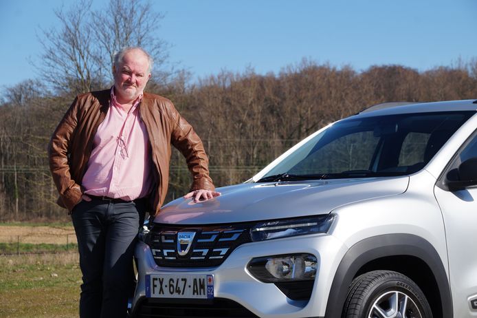 Onze auto-expert Joost Bolle bij de elektrische Dacia Spring.