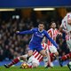 Chelsea evenaart met hulp Hazard record van Arsenal, United wint op valreep