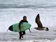 Spaanse surfer geboeid van strand gehaald na positieve coronatest
