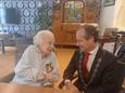 De 100-jarige Ciska van Duijnhoven-Faassen is vrijdagochtend onder anderen gefeliciteerd door burgemeester Mark Slinkman.
