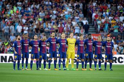 Indrukwekkende minuut stilte in Camp Nou voor slachtoffers van aanslagen