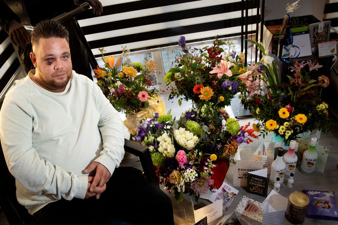 Mark Gillis werd afgelopen weekend overvallen door drie gemaskerde mannen. Vrienden en fans steunen hem met bossen bloemen, flessen drank en chocolade.