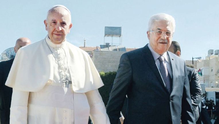 Paus Franciscus (l.) en de Palestijnse president Abbas in Bethlehem. Ze zijn beiden 'kinderen van Abraham'. Beeld epa