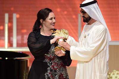 Miljoen euro voor lerares die jongeren uit handen van bendes houdt