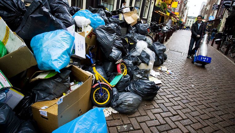 Op de Leidsekruisstraat in Amsterdam stapelt het vuilnis zich op. De staking van vuilnismannen en reinigingsmedewerkers in Amsterdam en Utrecht is met een week verlengd. Foto ANP Beeld 
