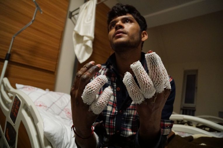Een Pakistaanse jongen in het streekziekenhuis van Van. Beeld Melvyn Ingleby