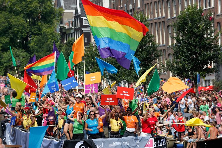 en boot met COC-leden vaart door de Prinsengracht tijdens de Canal Parade van de Gay Pride in 2014. Beeld anp