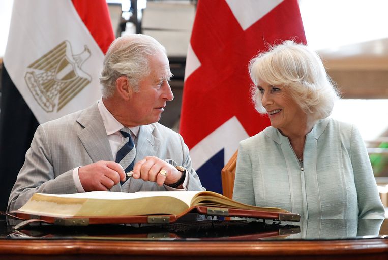 ALEXANDRIA, EGYPT - NOVEMBER 19:  Britain's Prince Charles, Prince of Wales signs a visitors book next to Camilla, Duchess of Cornwall before they depart after visiting the Bibliotheca Alexandrina on November 19, 2021 in Alexandria, Egypt.  (Photo by Peter Nicholls - Pool/Getty Images) Beeld Getty Images