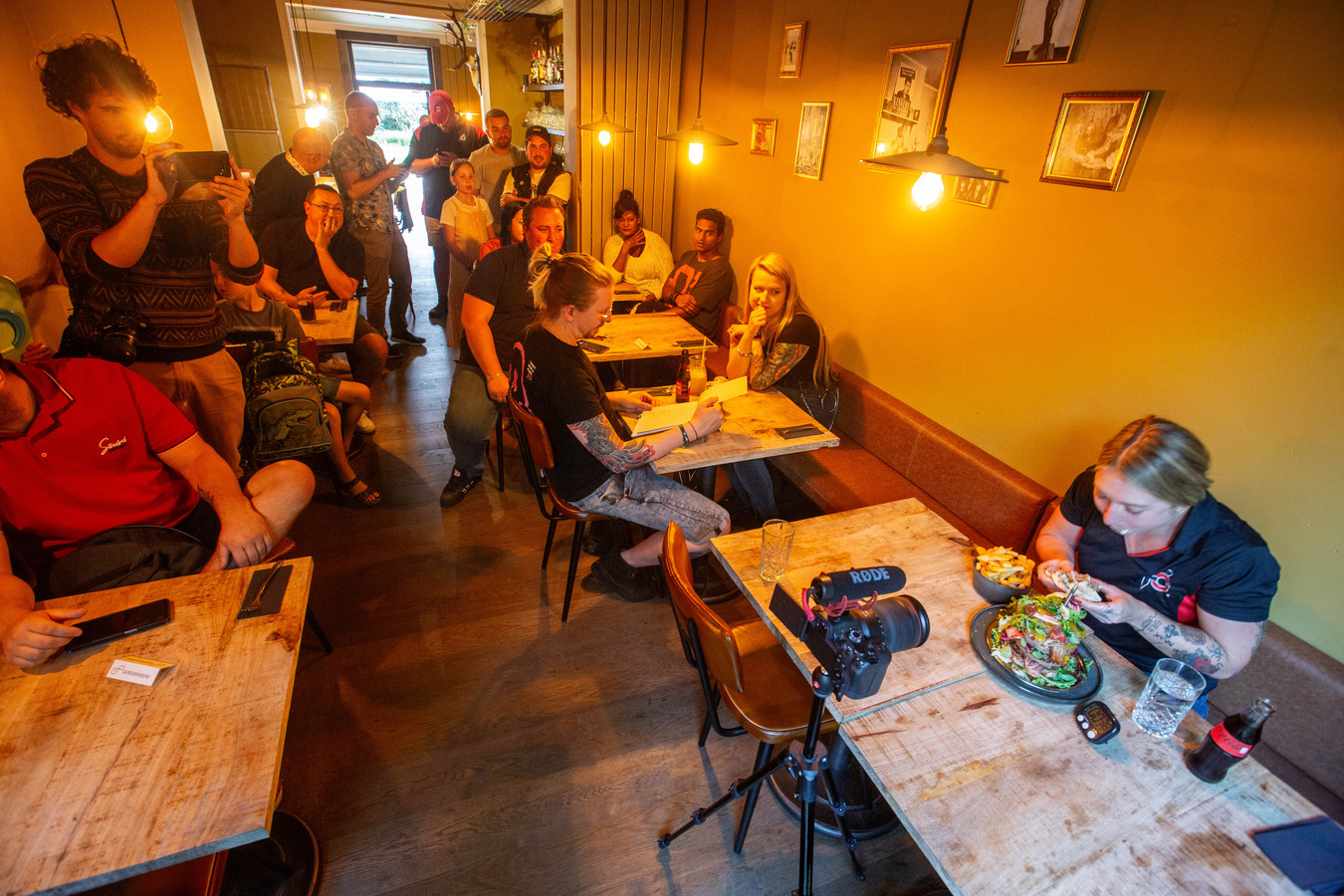 KIJK. Vijf hamburgers, vijf spekrepen en vijf plakjes kaas in minder