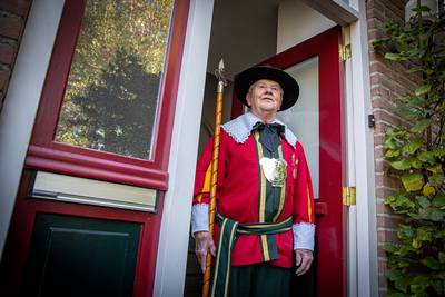 Diamanten broeder Thijs heeft gildekleur in zijn hart gesloten en er de voordeur mee getooid