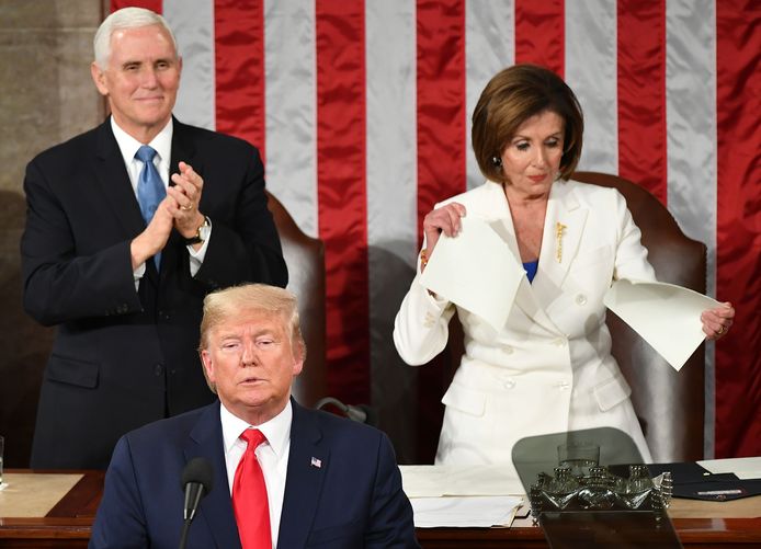 Nancy Pelosi scheurt Trumps toespraak door. (04/02/2020)