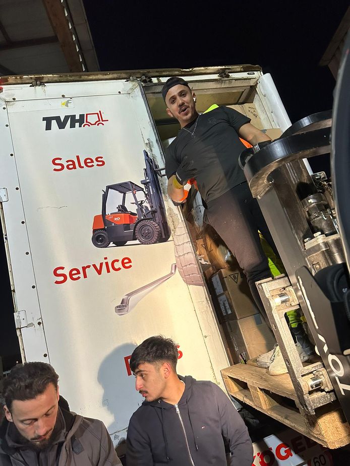 Tolga uit Aalst helpt vrachtwagens vullen met hulpgoederen.