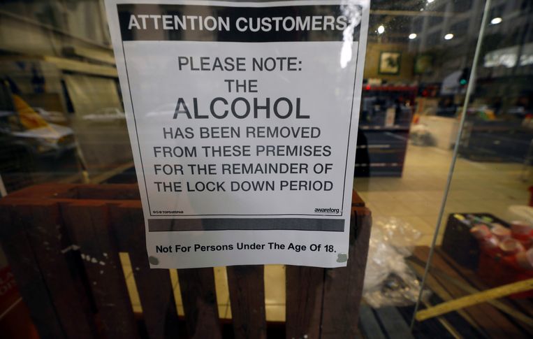 Tijdens de lockdown was de verkoop van alcohol verboden. Vanaf maandag 1 juni is dat weer toegestaan. Beeld Reuters