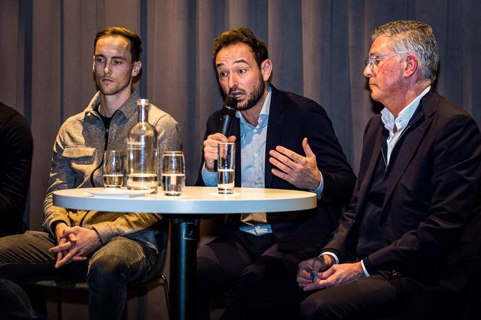 Namens Willem II schoven onder meer routinier Freek Heerkens, technisch directeur Teun Jacobs en algemeen directeur Martin van Geel (vlnr) aan bij de Supportersavond.