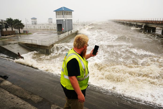 Golven slaan tegen een zeewering in de haven van Bay Saint Louis.