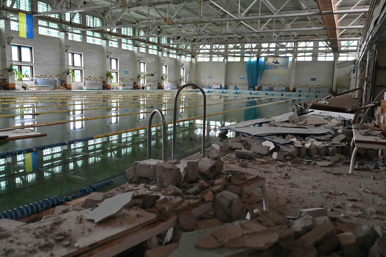 Een kapotgeschoten zwembad is alles dat over is van dit sportcomplex in Oekraïne.