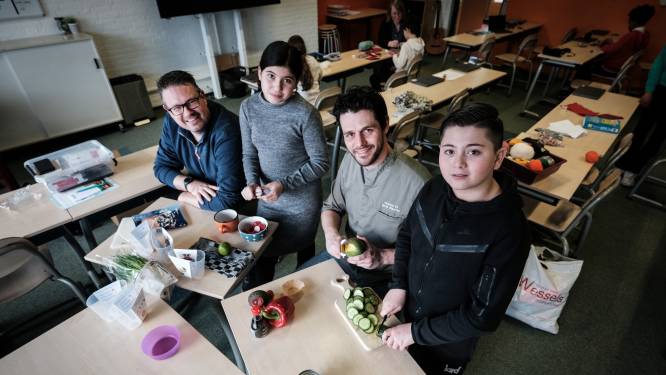 Professionele kok in de klas moet kinderen verleiden om zelf te koken: ‘Elke dag pieken; dat is toch wat dit vak aantrekkelijk maakt’