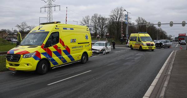 Veel schade aan autos na botsing op kruising in Oss.