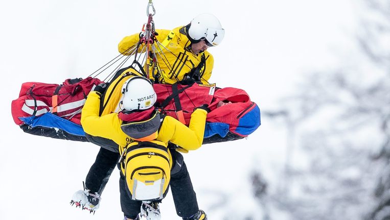 Georg Streitberger wordt door een helikopter vervoerd na zijn ongeluk afgelopen januari. Beeld epa