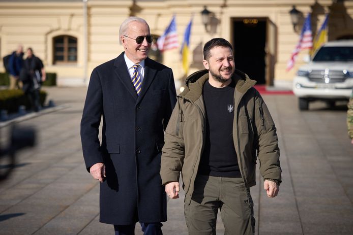 De Amerikaanse president Biden en zijn Oekraïense ambtsgenoot Volodymyr Zelensky bij Bidens bezoek aan Kiev eerder deze week.