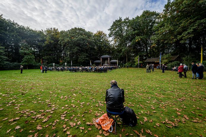 Deze gelovige had zijn eigen krukje meegenomen.