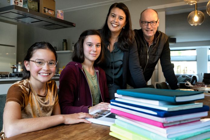 Giulia studeert en woont bij de familie Van Esch. Van links naar rechts: Jasmijn, Giulia, Angela en Johan