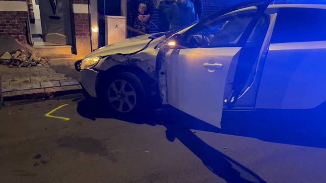 Auto tolt tegen gevel na botsing op kruispunt in Izegem