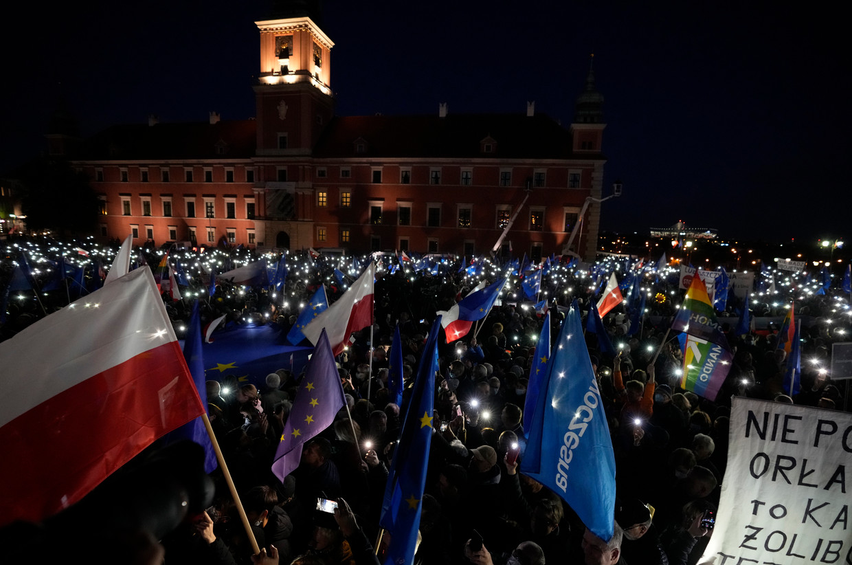 Een pro-EU-demonstratie in Warschau zondagavond.  Beeld AP