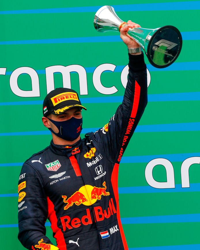 Max Verstappen viert zijn tweede plaats in de GP van Hongarije op zondag 19 juli.