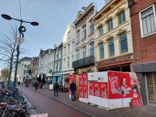 Tada! Dit schuilt er achter de houten posterwand aan het Vredenburg