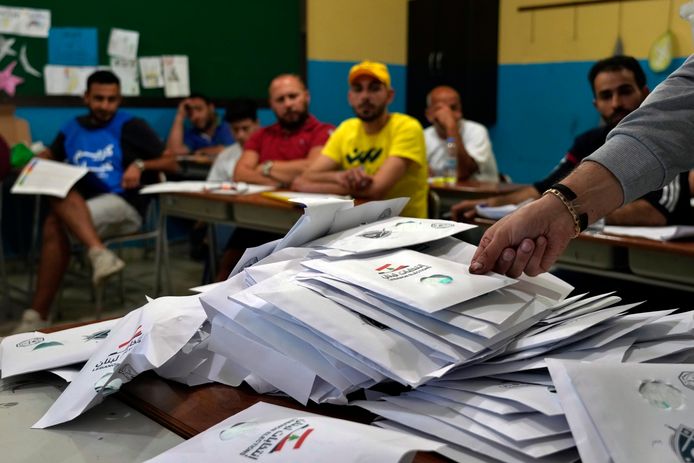 Stemmen worden geteld voor de Libanese parlementsverkiezingen van zondag 15 mei.