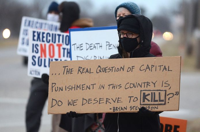 Bij de gevangenis in Indiana wordt geprotesteerd tegen de doodstraf.