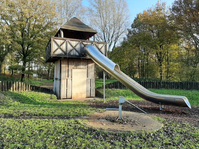 Het kasteel zou eigenlijk een droom van spelende kinderen moeten zijn, maar sinds de opening in 2014 wordt de speelplek geteisterd door vandalen.