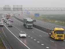 Vrachtwagenchauffeur ‘beveiligt’ A35 bij Wierden na ongeluk