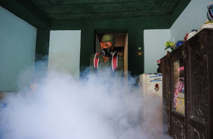 Een verdelgingsoperatie tegen de muggen die het zikavirus dragen in Havana in februari 2016.