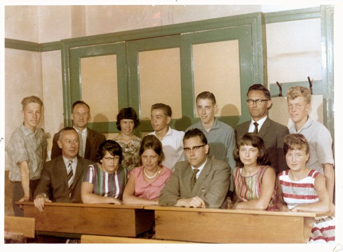 Leerlingen en docenten vierde klas mulo met zittend Theo van Engelen (met bril), 1958.