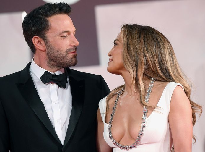 Jennifer Lopez en Ben Affleck zijn na achttien jaar weer samen gespot op de rode loper. Het stel poseerde vrijdagavond samen tijdens het Filmfestival van Venetië.